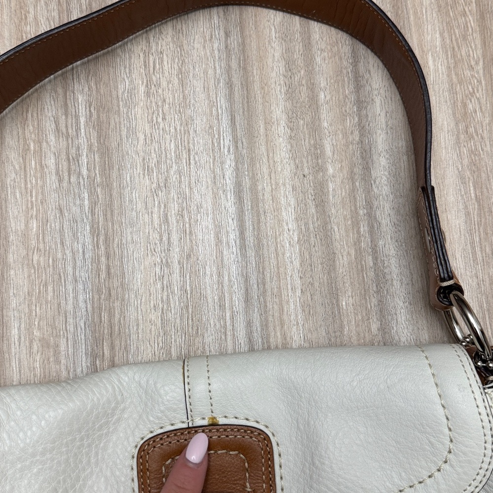 Vintage Coach Soho Flap Shoulder Bag in White / Tan Leather Is Authenticated - Picture 15 of 16